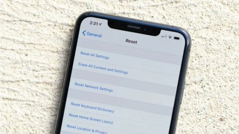 Reset lại điện thoại để tránh tình trạng iPhone bị theo dõi
