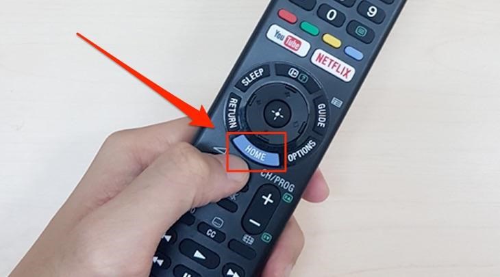 Trên điều khiển tivi Sony, chọn nút HOME để vào giao diện chính của tivi