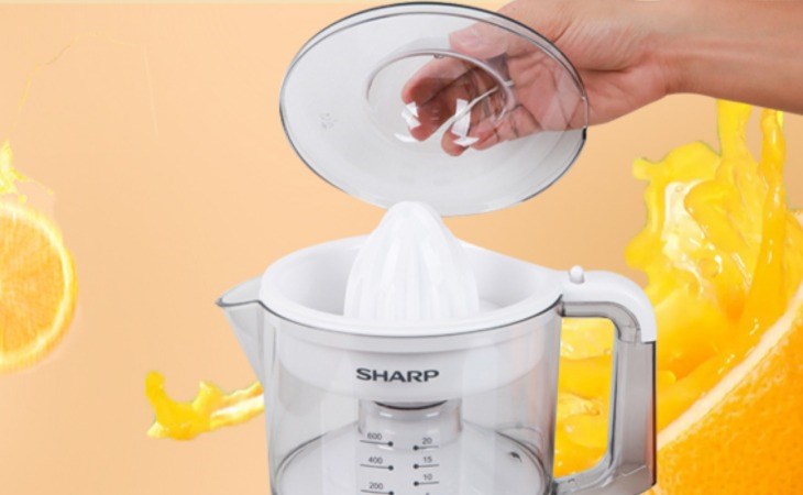 Máy vắt cam Sharp phù hợp với gia đình thường xuyên dùng nước cam hoặc các hộ kinh doanh nhỏ