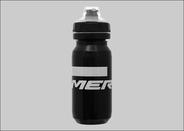 Bình Nước Xe Đạp Merida MDC 8001 Nhựa Đen mang phong cách thể thao, nhỏ gọn, giúp cung cấp nước liên tục nhằm tránh tính trạng mất nước khi di chuyển xa
