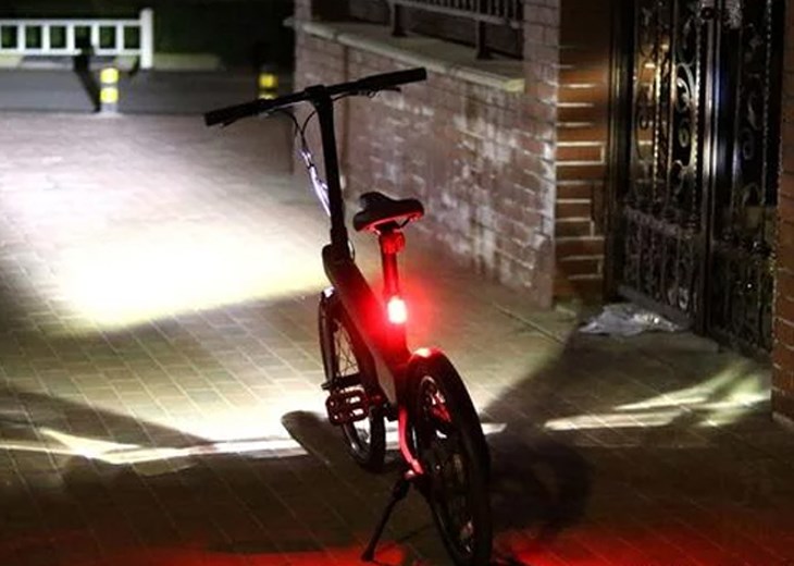 Đèn sau xe đạp RockBros ZPWD-1 Đỏ giúp tạo ra tín hiệu để người khác có thể nhận biết bạn trong điều kiện ánh sáng yếu