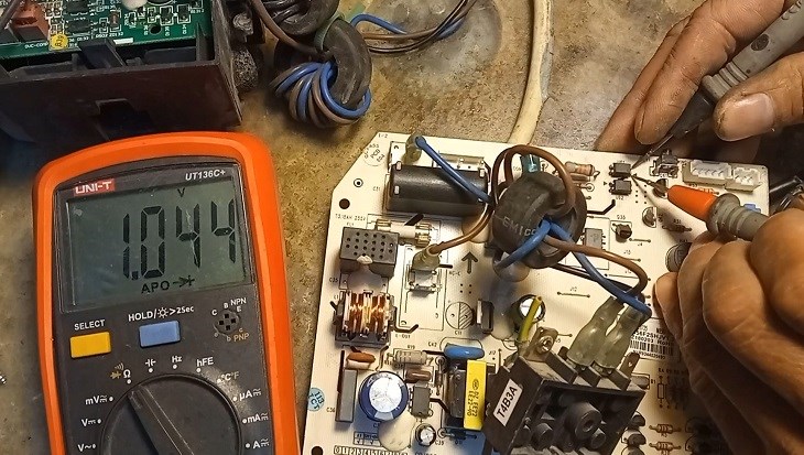 Kiểm tra bo mạch dàn lạnh bằng đồng hồ đo điện đa năng