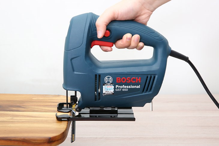 Sử dụng máy cưa lọng Bosch GST 650 450W để cắt đường thẳng