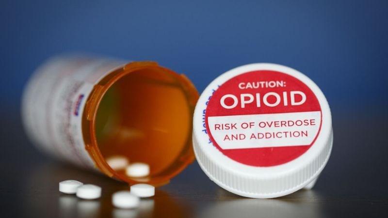 Cần thận trọng khi sử dụng thuốc giảm đau opioid vì chúng có thể gây nghiện