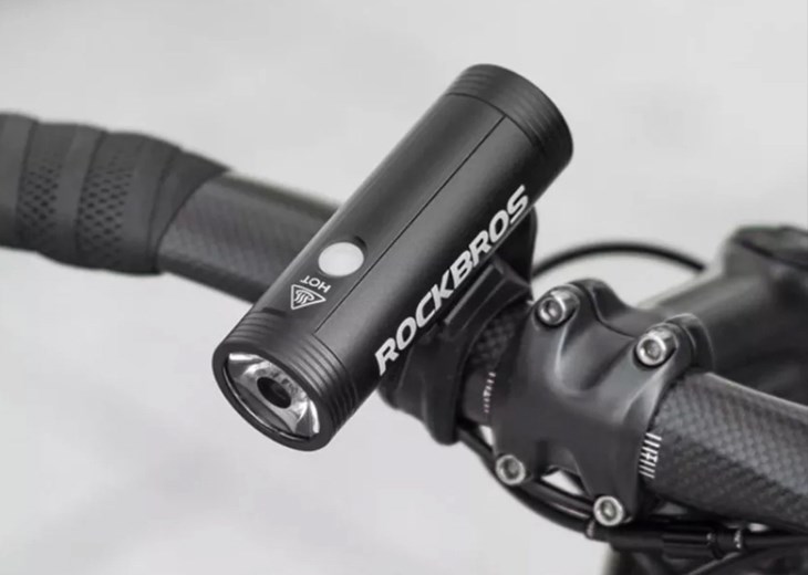 Đèn trước xe đạp RockBros R1-400 Đen giúp tạo ra tầm nhìn tốt hơn trong điều kiện thiếu ánh sáng 