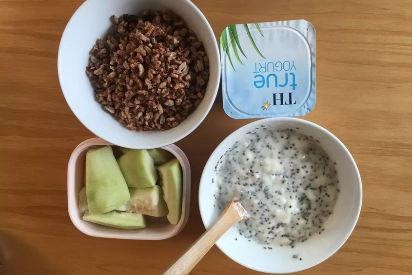 Bữa sáng eat clean đầy đủ dinh dưỡng với ổi và gạo lứt