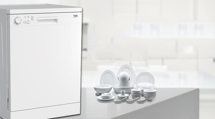 Bạn có thể sử dụng máy rửa chén độc lập Beko DFN05311W để vệ sinh khay kính có nhiều vết bẩn