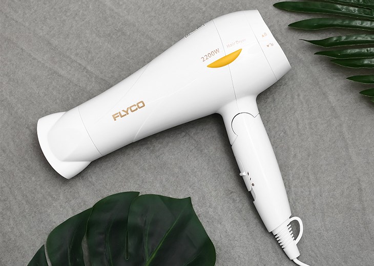 Máy sấy tóc 2200W Flyco FH1610VN tích hợp kỹ thuật cân bằng nhiệt giúp nhiệt độ giúp bảo vệ tóc, tránh tình trạng khô xơ