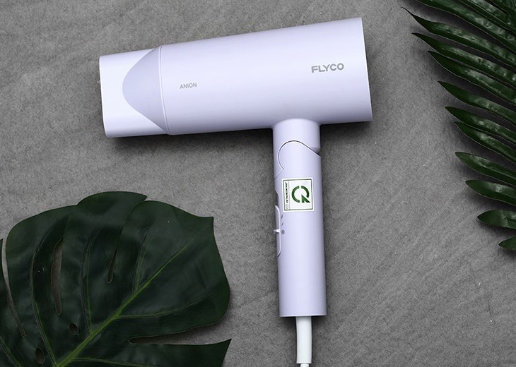 Máy sấy tóc 1800W Flyco FH6277VN tích hợp công nghệ sấy ion giúp làm mượt và bảo vệ tóc
