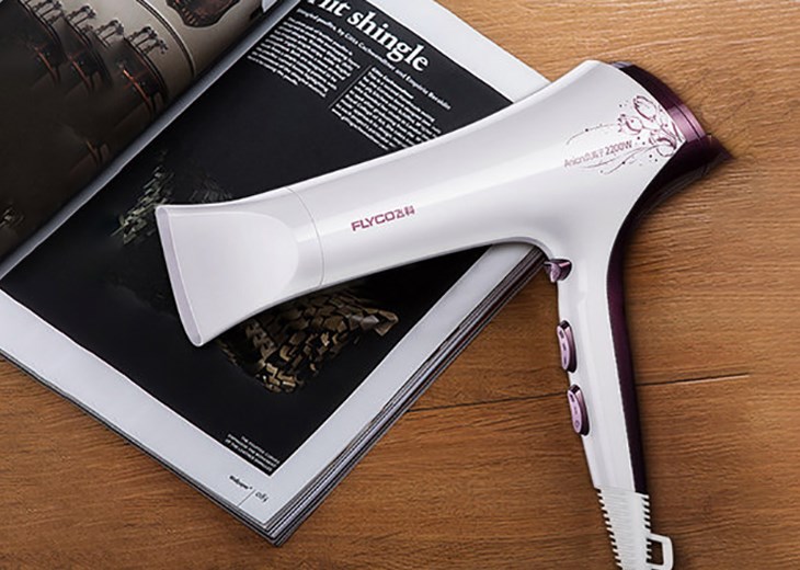 MÁY SÂY TÓC FLYCO FH 6272 trang bị đầu sấy hẹp, có thể dễ dàng tháo rời giúp bạn dễ dàng tạo được nhiều kiểu tóc theo sở thích
