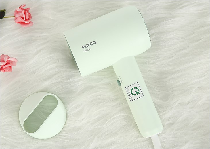 Máy sấy tóc 1800W Flyco FH1622VN có khả năng tự động ngắt nhiệt khi quá nhiệt giúp đảm bảo an toàn cho cả người dùng và sản phẩm