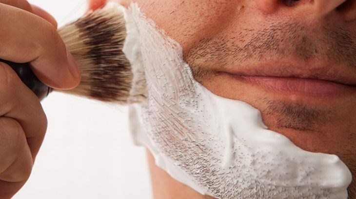 Sử dụng cọ bôi kem cạo lông để bôi kem cạo đều khắp các vùng cần cạo sạch