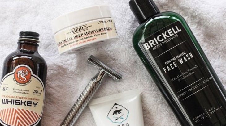  Chuẩn bị sẵn các dụng cụ cạo như: dao cạo râu, gel hoặc kem cạo râu, cọ bôi kem cạo, kem dưỡng ẩm trước khi cạo râu