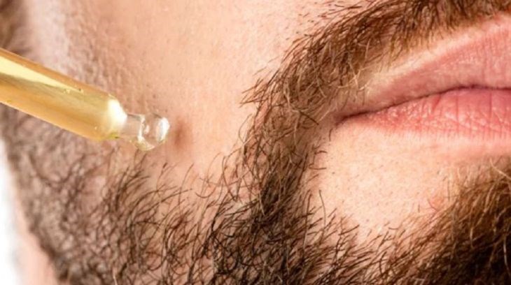 Dưỡng ẩm sau khi cạo râu để phục hồi da và hạn chế thâm viêm da