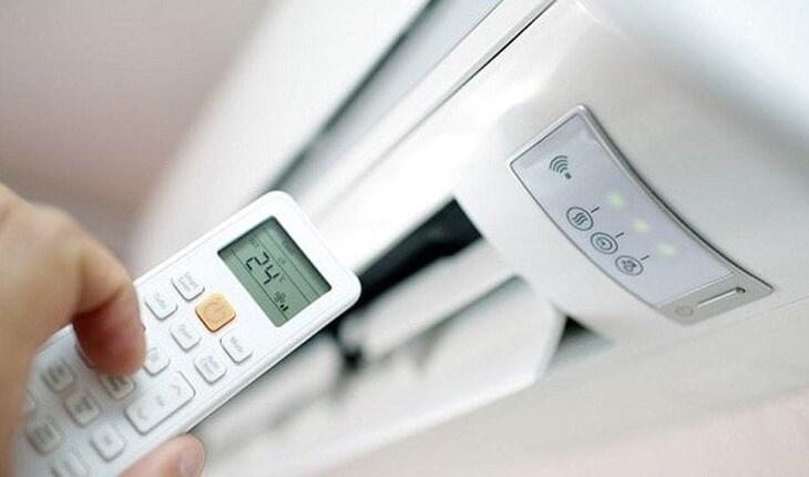 Nên tắt điều hòa và mở cửa phòng vào thời điểm nhiệt độ không quá nóng, vừa giúp không gian phòng thông thoáng vừa giúp tiết kiệm điện năng