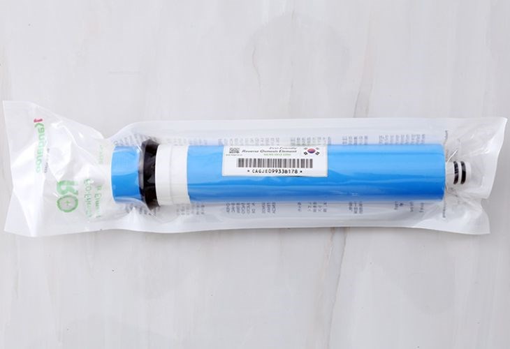 Màng lọc thẩm thấu ngược RO loại bỏ hầu hết các tạp chất, vi khuẩn,...