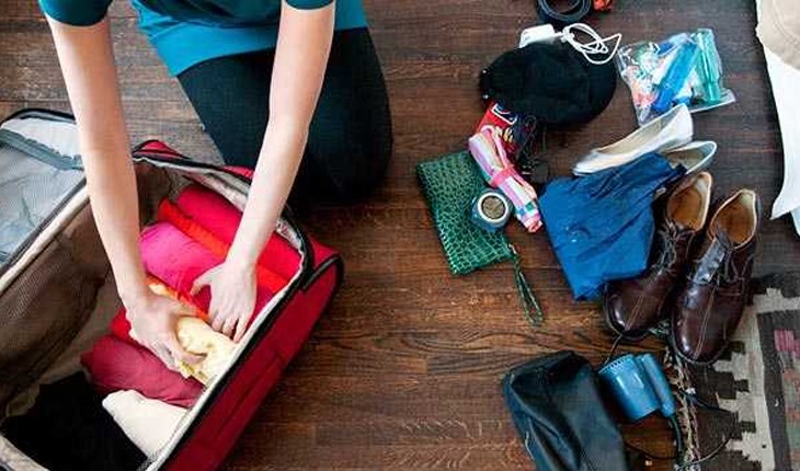 Bạn cần chắc chắn là vali đã trống hoàn toàn, không còn nhãn tên, quần áo hay lịch trình của chuyến đi trước khi vệ sinh