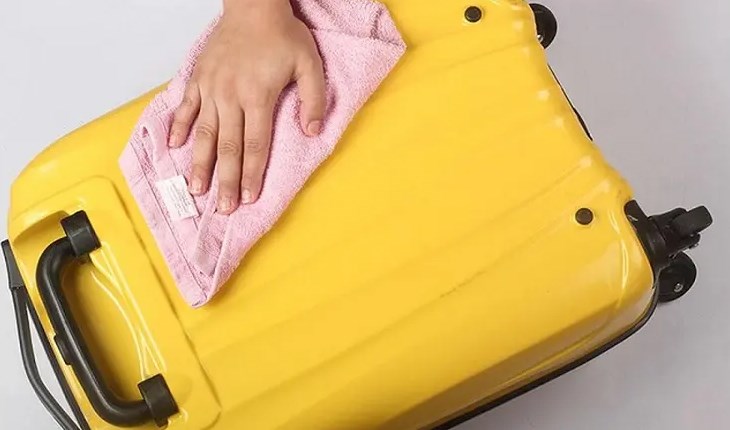 Lau mặt ngoài của vali bằng dung dịch tẩy rửa
