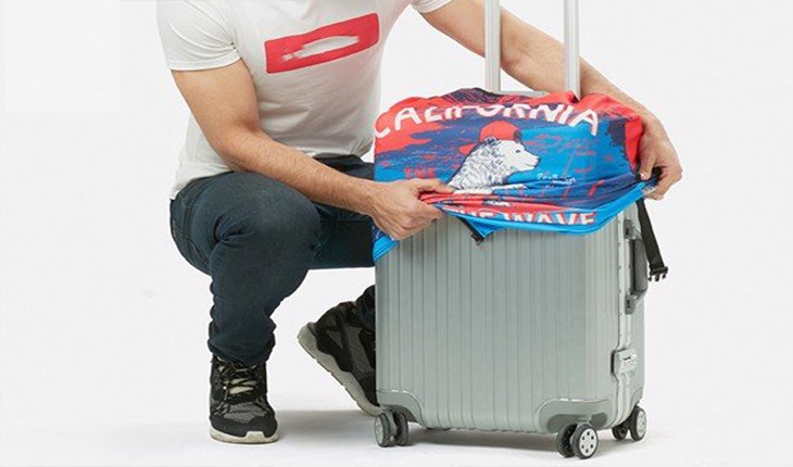 Hãy dùng một tấm nilon hoặc cho vào túi nilon lớn để phủ che hết bụi khi cất giữ vali