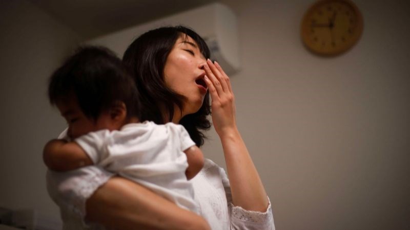 Trẻ sẽ quấy khóc liên tục khi bị bệnh tay chân miệng