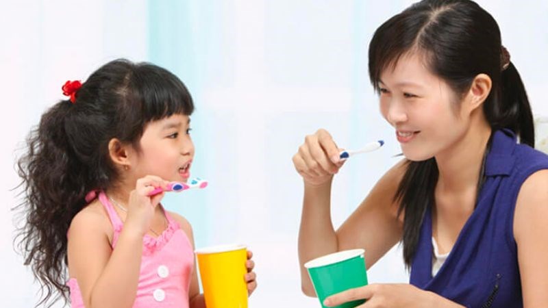 Hãy dạy bé đánh răng mỗi ngày để hạn chế sự phát triển của vi khuẩn gây bệnh