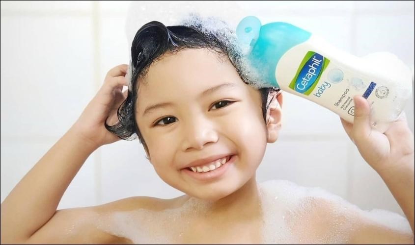 Dầu gội Cetaphil giúp làm sạch da đầu của bé