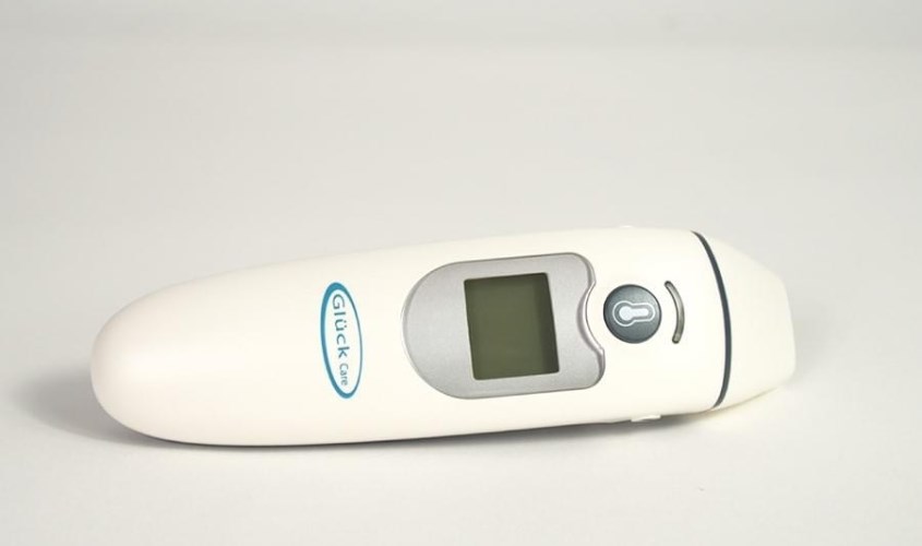 Có thể dùng nhiệt kế hồng ngoại Gluck Care FC-IR100 để đo nhiệt độ nước tắm cho bé