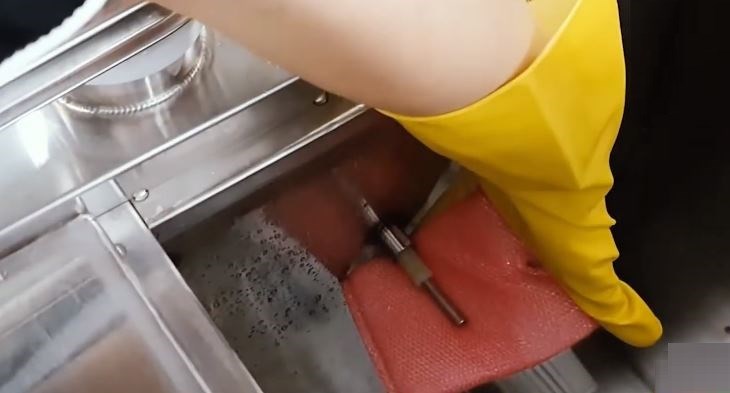 Vệ sinh máy rửa bát công nghiệp sau khi dùng để tăng tuổi thọ cho máy