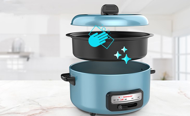 Tách phần lòng nồi lẩu điện Sunhouse SHD4527 3.5 lít ra khỏi thân nồi để vệ sinh sau khi sử dụng