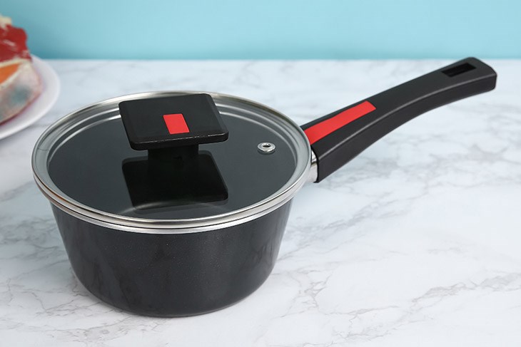 Quánh nhôm chống dính nắp kính 16 cm Kims Cook NAB316 trang bị tay cầm bằng nhựa Bakelite cách nhiệt, có thiết kế móc treo tiện bảo quản