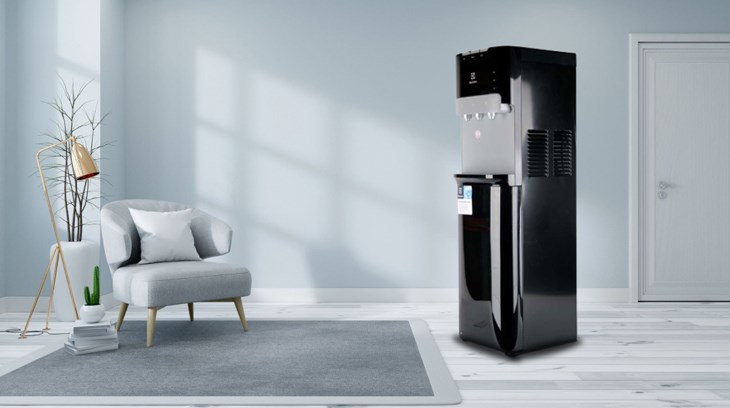 Cây nước nóng lạnh Electrolux có kiểu dáng trang nhã với gam màu đen sang trọng
