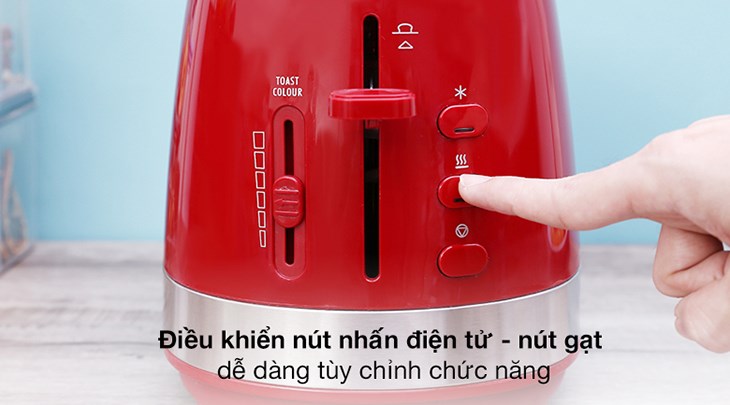 Máy nướng bánh mì Delonghi CTLA2103.R sử dụng điều khiển nút nhấn điện tử, nút gạt có chỉ dẫn rõ ràng nên dễ dàng thao tác tùy chọn các chức năng