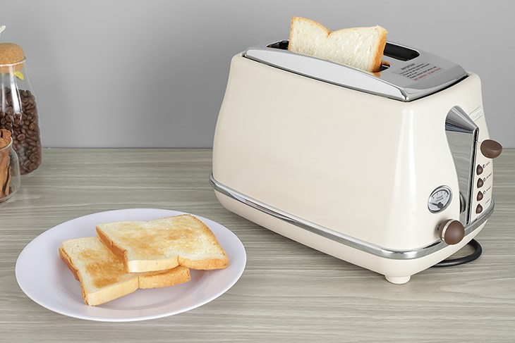 Máy nướng bánh mì Delonghi CTOV2103.BG có vỏ máy làm bằng kim loại sáng bóng, dễ lau chùi