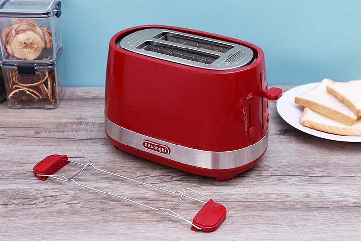 Máy nướng bánh mì Delonghi CTLA2103.R có kiểu dáng nhỏ gọn, 2 khe nướng tiện dụng, công suất 800W và dễ sử dụng
