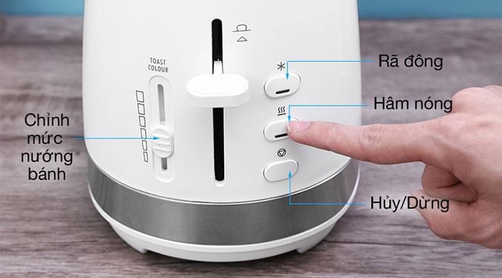 Máy nướng bánh mì Delonghi CTLA2103.W sử dụng bảng điều khiển điện tử nút nhấn và gạt hiển thị rõ chức năng dễ dùng