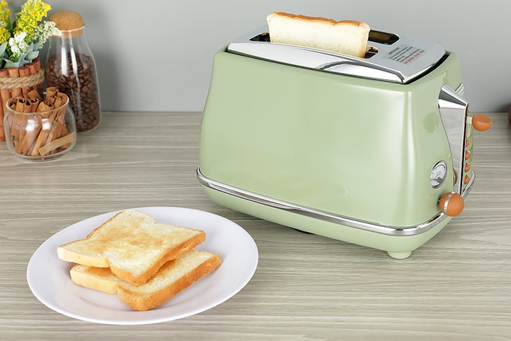 Máy nướng bánh mì Delonghi CTOV2103.GR có thiết kế màu xanh rêu mát mắt, thiết kế phong cách cổ điển đặc trưng của nước Ý