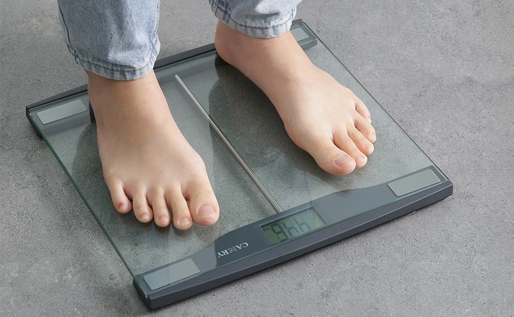 Cân điện tử Camry EB9061 hiện thị chính xác kết quả cân nặng đến 2 chữ số thập phân giúp người già kiểm soát được cân nặng dễ dàng hơn