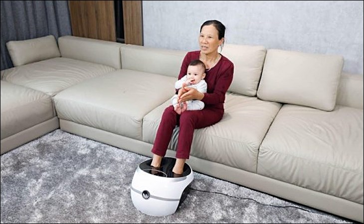 Máy massage chân HASUTA HMF-260 (Màu xám) giúp giảm đau nhức bàn chân cho người già cực kỳ nhanh chóng