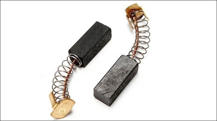 Chổi than bị bào mòn hoặc hết than khiến máy khoan không còn hoạt động ổn định, dễ bị đánh lửa khi sử dụng