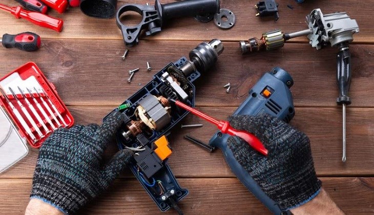 Nên liên hệ thợ sửa chuyên nghiệp để khắc phục những lỗi nặng như hư hỏng điện từ máy khoan