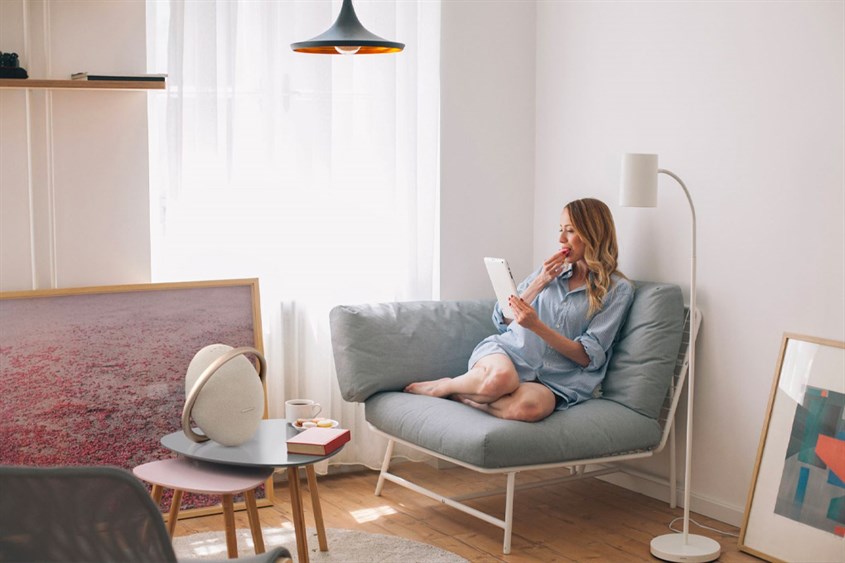 Trên loa Bluetooth Harman Kardon Onyx Studio 8 có hệ thống micro kép, cho phép người dùng đàm thoại trực tiếp qua loa