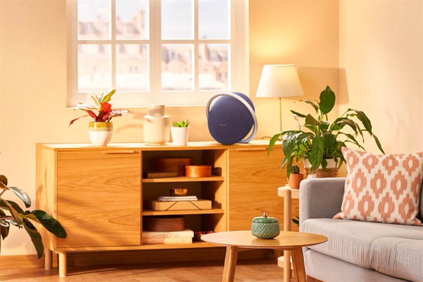 Loa Bluetooth Harman Kardon Onyx Studio 8 có thể được mang đi bể bơi hay bãi biển mà không sợ hỏng do thấm nước