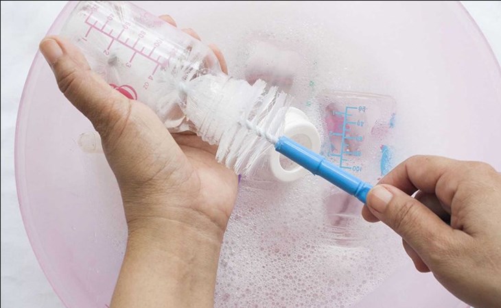 Sử dụng dung dịch và thiết kế chuyên dụng để vệ sinh sạch sẽ các bộ phận của máy Sử dụng dung dịch chuyên dụng để vệ sinh sạch sẽ các bộ phận của máy