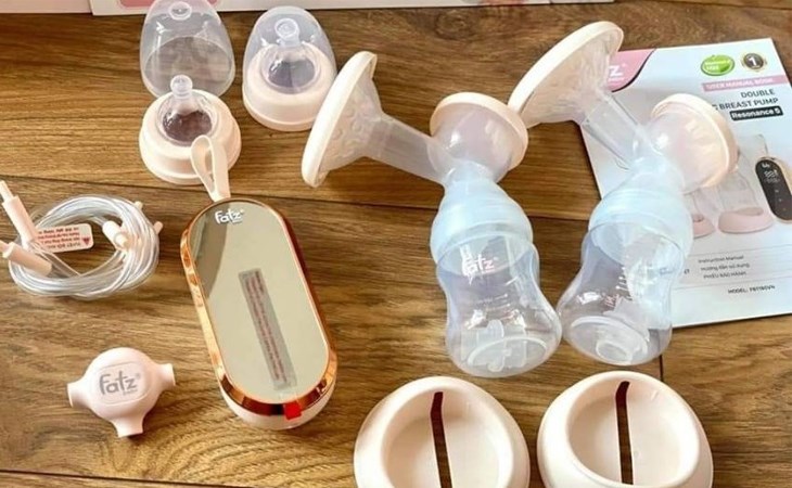 Đầu tiên bạn tháo rời các bộ phận của máy hút sữa ra để dễ dàng vệ sinh hơn Đầu tiên bạn tháo rời các bộ phận của máy hút sữa ra để dễ dàng vệ sinh hơn