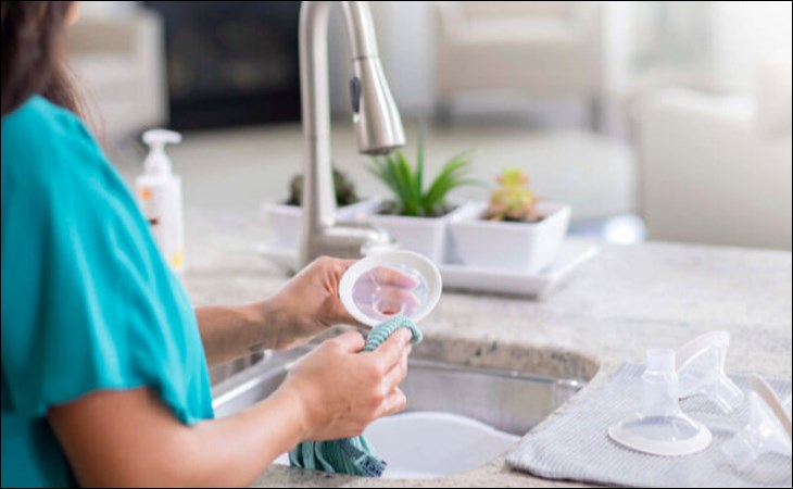 Bạn sử dụng khăn khô sạch để lau khô từng bộ phận của máy hút sữa Bạn sử dụng khăn khô sạch để lau khô từng bộ phận của máy hút sữa