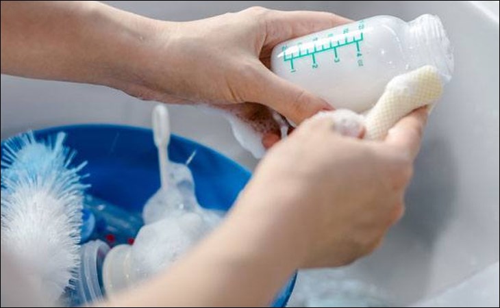 Bạn sử dụng thiết bị và dung dịch tẩy rửa chuyên dụng để vệ sinh các bộ phận của máy Bạn sử dụng thiết bị và dung dịch tẩy rửa chuyên dụng để vệ sinh các bộ phận của máy