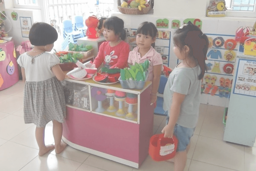Rèn kỹ năng nhận dạng và giao tiếp cho bé thông qua trò chơi bán hàng