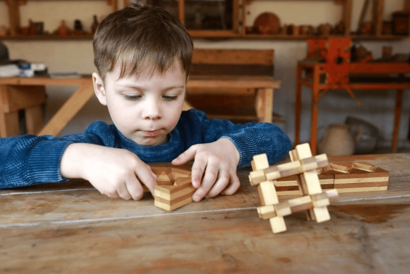 Rèn luyện trí nhớ và tư duy cho bé với trò ghép gỗ