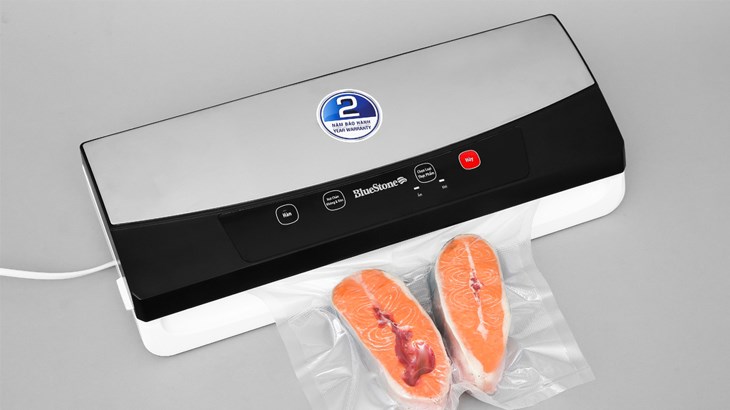 Thân máy làm từ nhựa cao cấp và thép không gỉ bền bỉ, chống bị oxy hóa, tăng tuổi thọ của máy được dài lâu