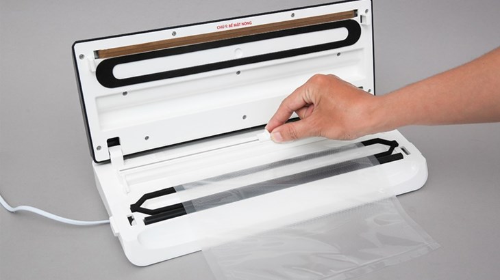 Máy trang bị các tiện ích đi kèm gồm: dao cắt túi, chốt mở nắp và tặng kèm cuộn túi tiện lợi